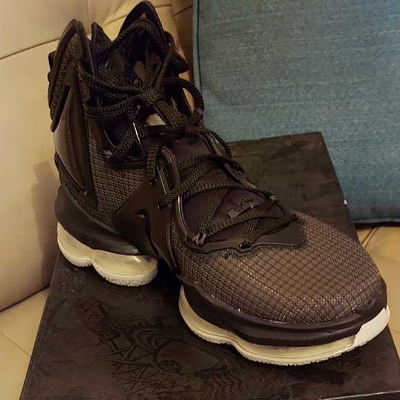 LeBron James Tennis Shoes - Picture 3 of 4